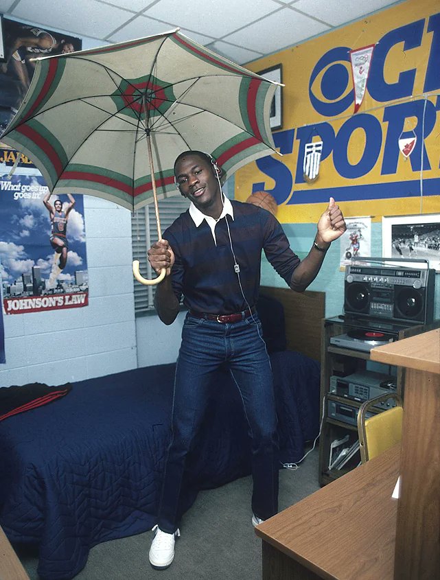 HistoryUnd's tweet image. Michael Jordan dancing in his dorm room, 1983