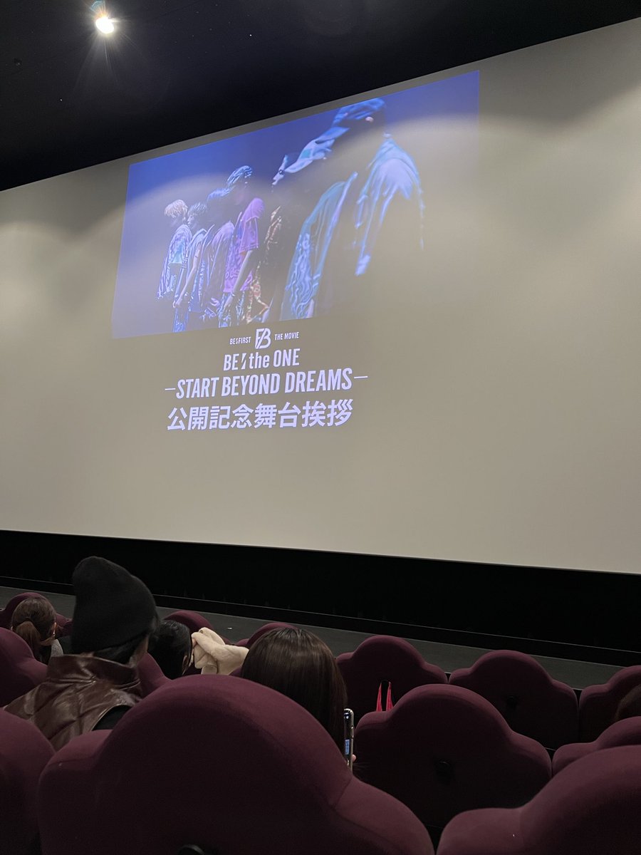 bfco___'s tweet photo. ⛄️の中子守りのために母に家来てもらえたから無事に行けた🥲🥲
めっちゃ近くてソウマナ出てくる瞬間ソワソワした🥹
はぁ〜幸せ〜ってポワポワしてたら終わったから皆さんのレポ見てこんなこと話してたっけ？？ってなってる笑
#横浜ブルク #舞台挨拶 #ソウマナ https://t.co/kErcmPuGoL