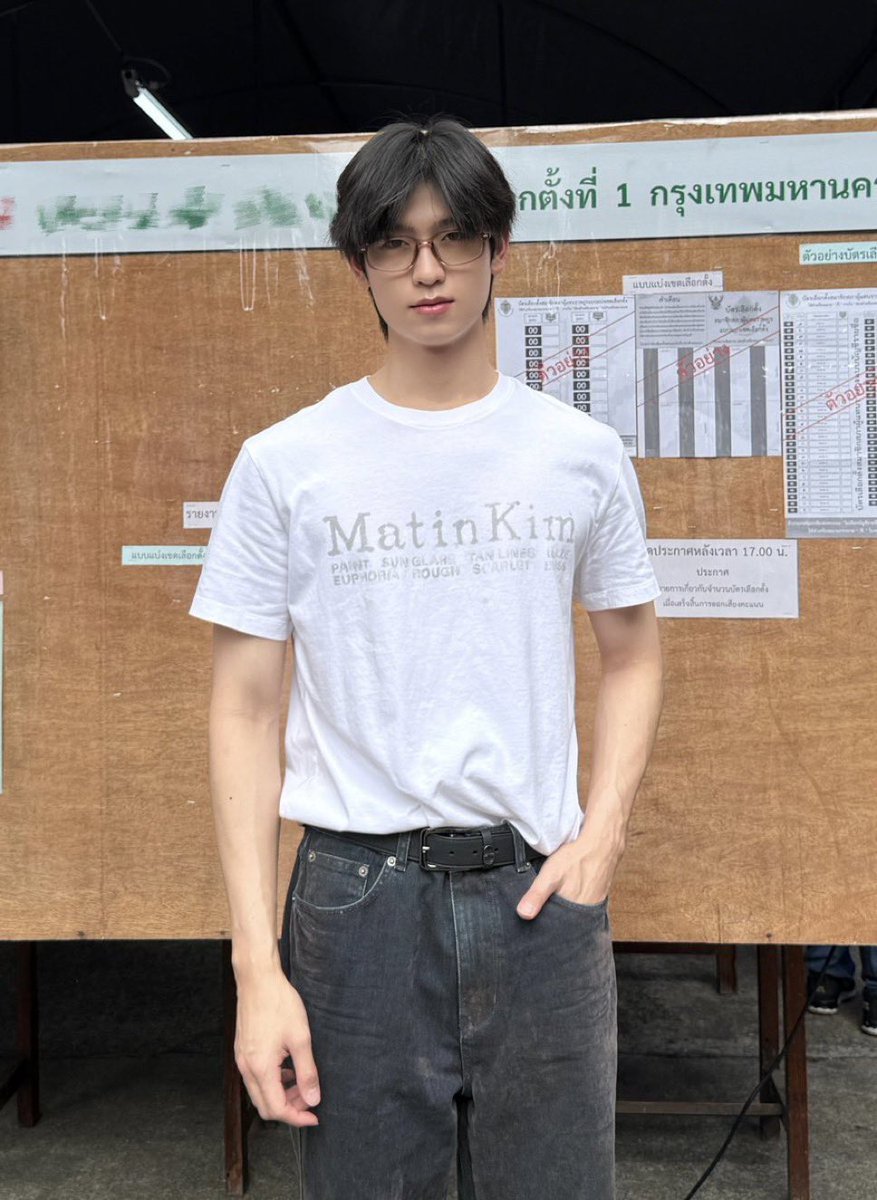 bblur_r's tweet image. ปีที่แล้วไปเลือกตั้งแบบทรงสืบทรงนักเรียนนายร้อย ปีนี้ปีมาแบบโมเดลล้วงกระเป๋ากางเกง นี่แหละหนุ่มตี๋ที่เรารัก