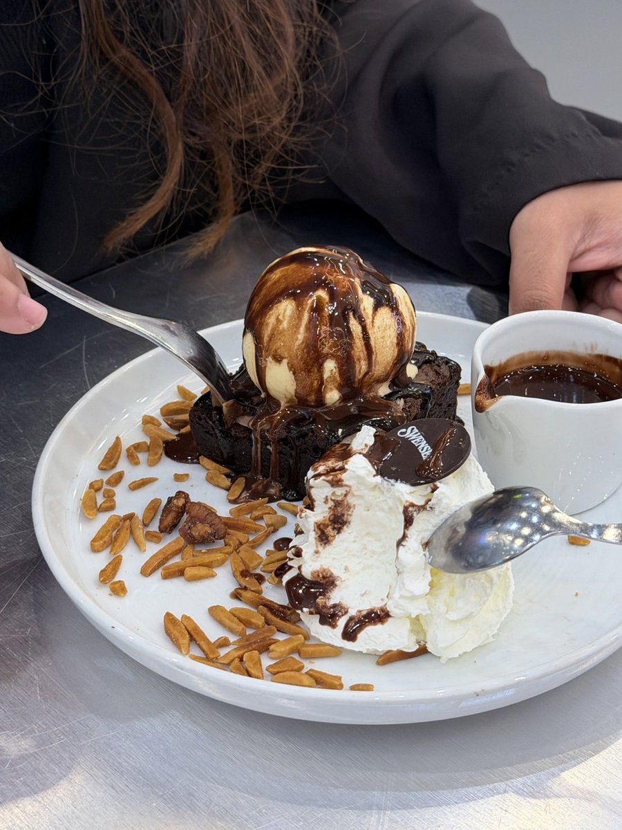 กุก้กล้าถามน้อ555555 มาพารากอนแล้วเพื่อนชวนกินสเวนเซ่น กุแอบถามพนักงานเลยว่ามะวันก่อนลิซ่ากินเมนูอะไรคะ พี่พนงบอกว่าเมนูนี้ จะกรี๊ด อร่อยมาก สิ่งที่เราซื้อตามลิซ่าได้🥺🥺🥺