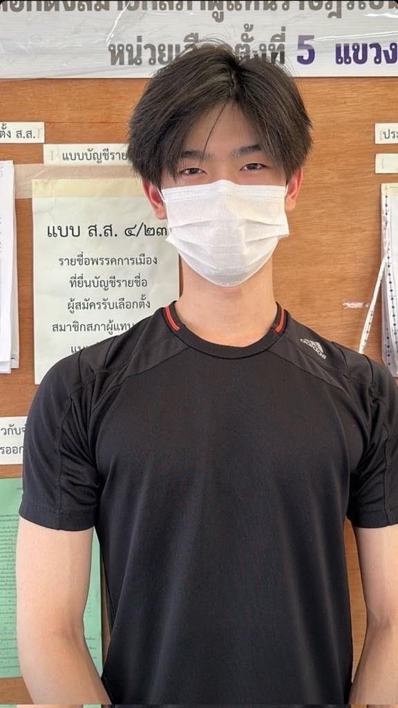 bblur_r's tweet image. ปีที่แล้วไปเลือกตั้งแบบทรงสืบทรงนักเรียนนายร้อย ปีนี้ปีมาแบบโมเดลล้วงกระเป๋ากางเกง นี่แหละหนุ่มตี๋ที่เรารัก