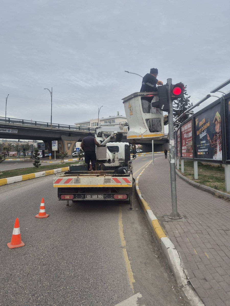 📍 Ulaşım Daire Başkanlığı olarak kent genelinde trafik güvenliğini artırmak ve sürücülerimiz ile yayalarımızın günlük ulaşımını daha güvenli hâle getirmek amacıyla saha çalışmalarımızı sürdürüyoruz.

✅ Yaya geçitlerinde görünürlüğü artıran güneş enerjili/LED destekli levha