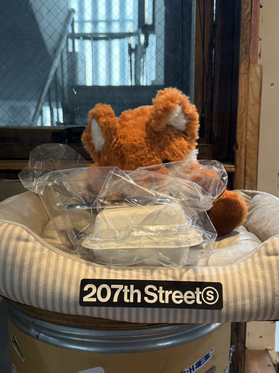 207TH STREET
➥ 분실물 안내 (케이크)

매장 테이블에 케이크를 두고 가신 방문객분께서는 주최 테이블로 방문해주세요. 영업 마감 시간까지만 보관 후 폐기 예정입니다.

#PullUp207th
#207番街で出会おう
#손석구 #SONSUKKU