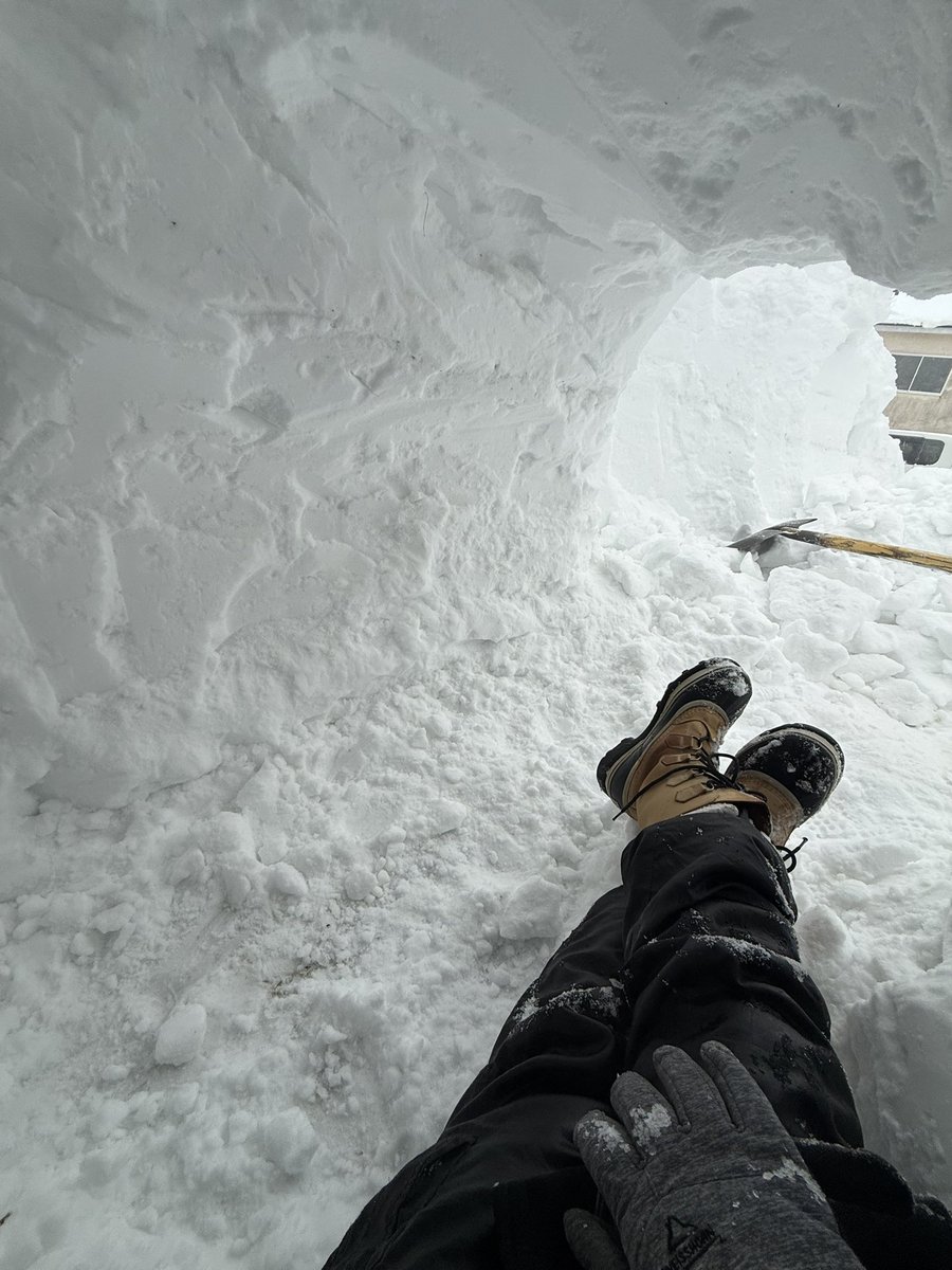 かまくら作る！
こん中でみんなで夜飯とか食ったらサイコ〜🍝🍛