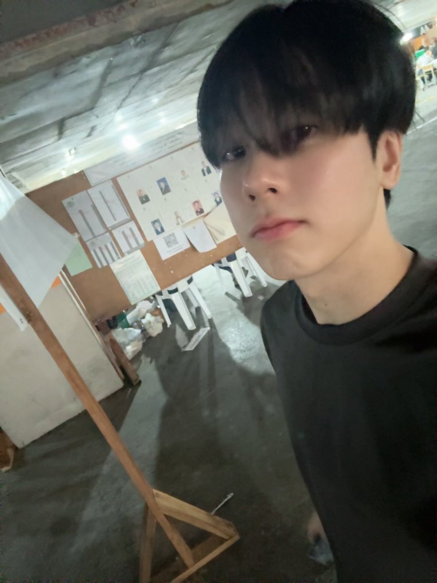 วันนี้วันเลือกตั้งและเลือกประชามติ ขอให้ทุกคนไปใช้สิทธิ์ใช้เสียงของตัวเองด้วยนะครับ ไม่ว่าจะเลือกใคร ทุกตัวเลขของยอดผู้ใช้สิทธิ์คือตัวเลขที่จะสะท้อนถึงประชาธิปไตยในหัวใจคนไทย ไปแสดงพลังถึงความรักในประชาธิปไตย และความอยากเปลี่ยนแปลงประเทศในทิศทางของทุกคนกันนะครับ