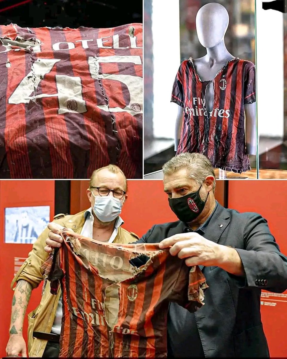 Lors d'un voyage au Soudan du Sud, le photographe de guerre Jan Grarup a rencontré un jeune garçon portant un maillot de l'AC Milan gravement endommagé avec « Balotelli 45 » au dos… 💔🇸🇸

Le photographe, également fan de l'AC Milan, a proposé à l'enfant d'échanger le maillot
