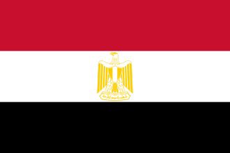 SaudiNews50's tweet photo. بيان مصري بشأن السودان:

تدين جمهورية مصر العربية بأشد العبارات الهجمات المتكررة التي استهدفت قوافل المساعدات الإنسانية والمنشآت الطبية في جمهورية السودان الشقيقة، وآخرها الهجوم بطائرة مسيّرة على قافلة تابعة لبرنامج الأغذية العالمي في ولاية شمال كردفان، والذي أسفر عن مقتل أحد العاملين وإصابة آخرين، وتدمير مساعدات غذائية كانت مخصصة للأسر النازحة، فضلًا عن حادثة أخرى مماثلة في الولاية ذاتها أودت بحياة ٢٤ شخصًا من المدنيين، في استمرار خطير لاستهداف الممرات الإنسانية وعرقلة جهود الإغاثة.

كما تدين مصر الاعتداء الذي طال إحدى المنشآت الطبية في إقليم كردفان، وأدى إلى سقوط عشرات القتلى والمصابين، من بينهم كوادر طبية، في انتهاك جسيم لأحكام القانون الدولي الإنساني التي تكفل الحماية الكاملة للمدنيين والمرافق الصحية والعاملين في المجالين الطبي والإنساني، وتحظر بشكل قاطع استهدافهم تحت أي ذريعة.

وتؤكد مصر أن تكرار هذه الانتهاكات يسهم في تعميق الكارثة الإنسانية غير المسبوقة التي يشهدها السودان، في ظل تصاعد معدلات النزوح وانعدام الأمن الغذائي، كما تشدد على أهمية وصول المساعدات الإنسانية إلى الشعب السوداني الشقيق دون عوائق، بما يسهم في تخفيف معاناته وتهيئة الأجواء اللازمة لوقف التصعيد واستعادة الاستقرار.

-