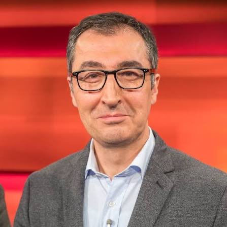 Aber nett das er für <a href="/cem_oezdemir/">Cem Özdemir</a> Werbung macht 

Ich mag Cem Özdemir 👍