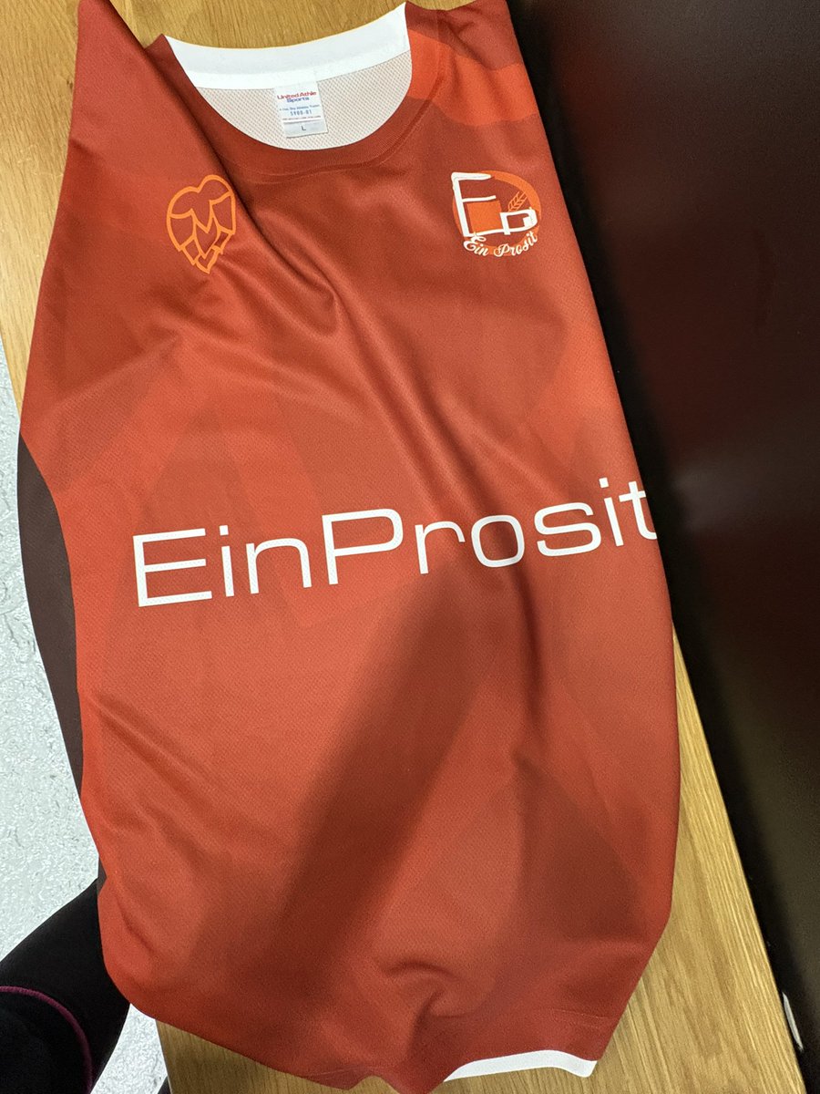 雪だー！選挙だー！HADOじゃー！陸橋の階段。あと3段てとこでつるっと滑って転びました💦無事でよかった。そしてアイプロさんのユニフォームをゲット♪ありがとうございました。乾杯カップで着ます！
#HADO #選挙 #EinProsit #くもさんぽ