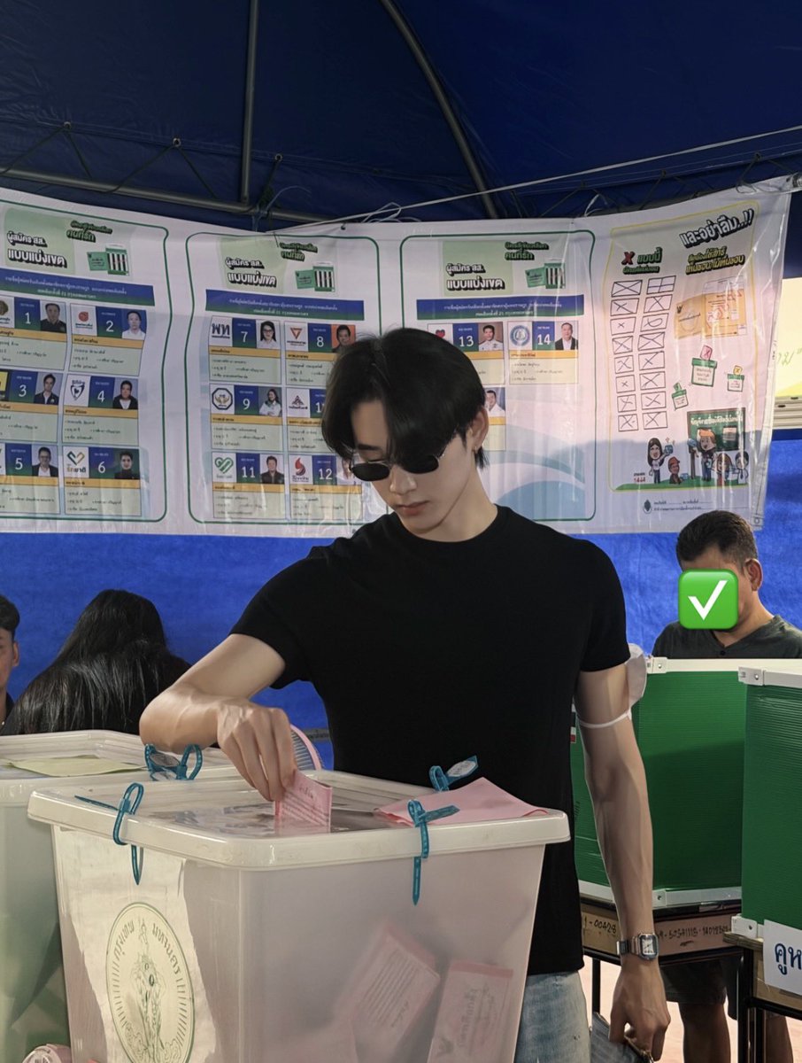 moonciip's tweet image. โห่ออร่ารู้เลยว่าดาราหล่อมาก