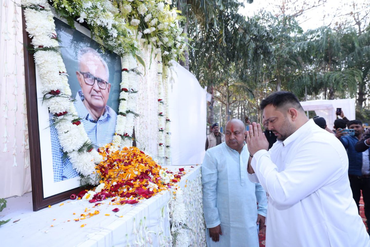 yadavtejashwi's tweet photo. इंदिरा गांधी आयुर्विज्ञान संस्थान (IGIMS) के चिकित्सा अधीक्षक डॉ. मनीष मंडल के पूज्य पिताजी प्रसिद्ध चिकित्सक डॉ. अरूण कुमार मंडल के श्राद्धकर्म एवं स्मृति सभा में सम्मिलित होकर भावभीनी श्रद्धांजलि दी। #TejashwiYadav  #RJD https://t.co/BV3HTvG6eG