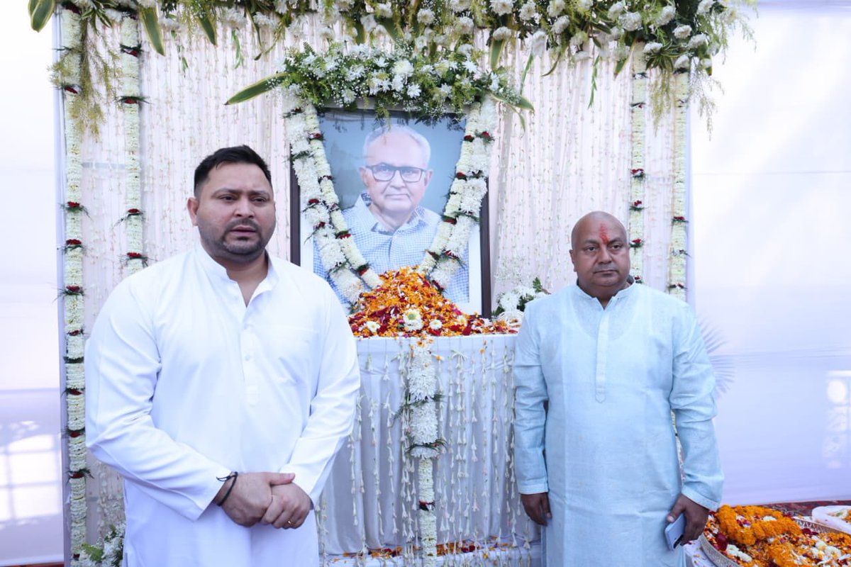 yadavtejashwi's tweet photo. इंदिरा गांधी आयुर्विज्ञान संस्थान (IGIMS) के चिकित्सा अधीक्षक डॉ. मनीष मंडल के पूज्य पिताजी प्रसिद्ध चिकित्सक डॉ. अरूण कुमार मंडल के श्राद्धकर्म एवं स्मृति सभा में सम्मिलित होकर भावभीनी श्रद्धांजलि दी। #TejashwiYadav  #RJD https://t.co/BV3HTvG6eG