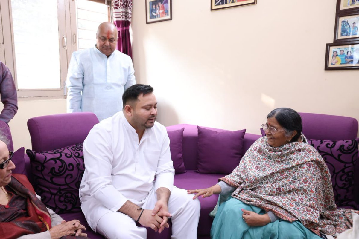 yadavtejashwi's tweet photo. इंदिरा गांधी आयुर्विज्ञान संस्थान (IGIMS) के चिकित्सा अधीक्षक डॉ. मनीष मंडल के पूज्य पिताजी प्रसिद्ध चिकित्सक डॉ. अरूण कुमार मंडल के श्राद्धकर्म एवं स्मृति सभा में सम्मिलित होकर भावभीनी श्रद्धांजलि दी। #TejashwiYadav  #RJD https://t.co/BV3HTvG6eG