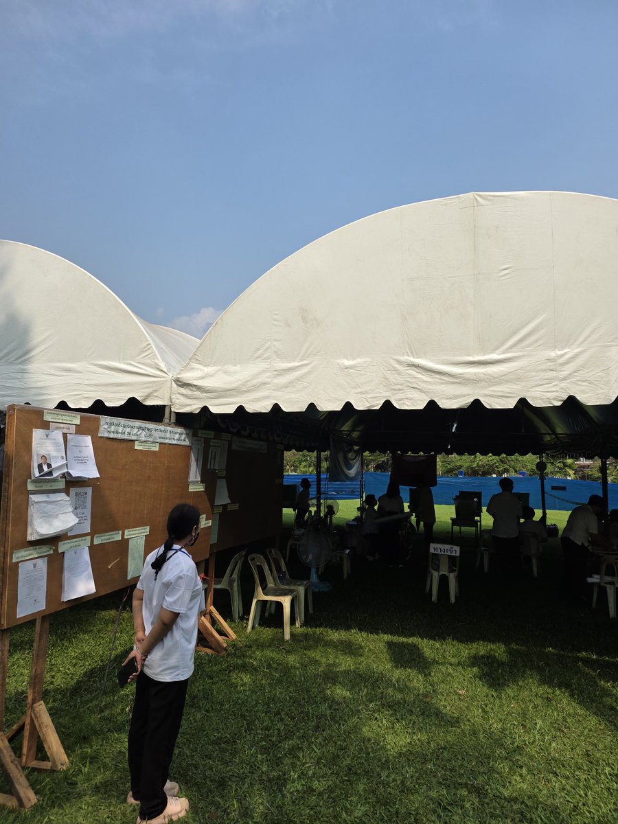 ตื่นมาตี 4.30 เพื่อมาขึ้นเครื่องไฟลทแรกกลับไทยเพราะในวันเลือกตั้งล่วงหน้าไม่สามารถลงประชามติได้ (เลือกล่วงหน้า = วันจริงไม่ว่างไง 😑) แต่ไม่เป็นไร ในเมื่อระบบเป็นแบบนี้ปชชอย่างพวกเราก็พร้อมจะทำตาม 😊