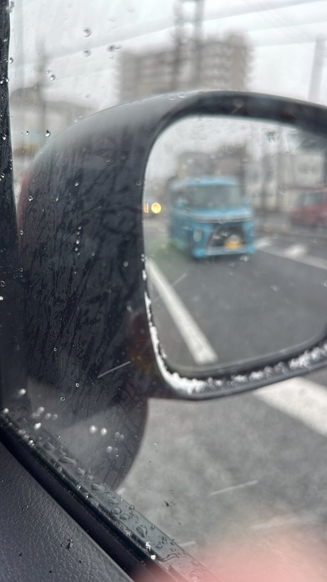 只今の高知県
☃️
香川帰ります。高速🛣️止まってるので
下道、チェーン⛓️携帯出てるけどスタッドレスにチェンジしてて良かった
南国🏝️高知あれ？
☃️やべ
#雪
#高知
#32号
#高速止まってる
#ドライブ