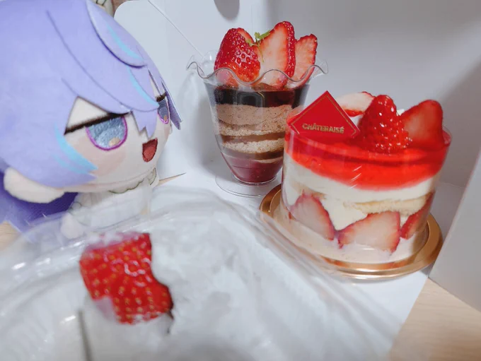 ショーケース内に真っ赤なケーキがたくさんあって我慢できなかった ぬいまる、お前の分はないよ