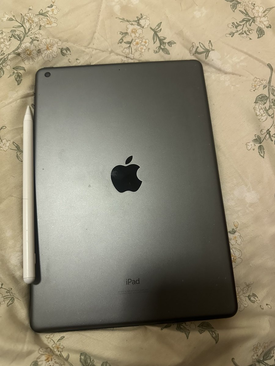 abyexxx_'s tweet photo. ปล่อย i pad gen 7 32 gb wifi ข้างหลังมีรอยตามรูป ใช้งานได้ปกติ 3800 บาท นัดรับเชียงใหม่ /ส่งได้ ต่อรองได้

#ส่งต่อไอโฟนมือสอง #ไอโฟนมือสอง #ไอแพดมือสอง #ไอแพดมือ2 #ส่งต่อไอแพดมือสอง #ipadgen9 #ipadเพื่อการศึกษา #ipadgen10 https://t.co/pdOhJjCbYZ