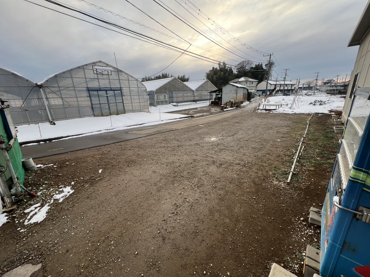 Players__First's tweet image. 不思議なことに、なぜか卓球場の前は雪かきしなくても勝手に無くなってくれる
周りの畑とかは残ってるのに