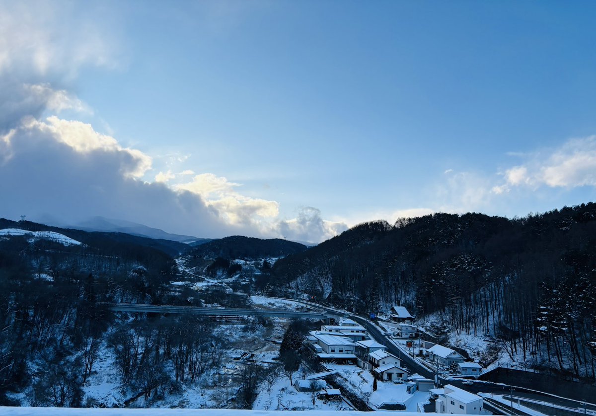【東名から東京に帰れない方へ】
「東京方面は高速も一般道も軒並みダメ」
という中、関越道だけは何とかイケルことをハッケン！

静岡-(中部横断道)→双葉JCT-(中央道)→長坂-(中部横断道)→佐久-(関越道)→東京

というルートで帰還中。
道も空いてるし普通に走れるよ！
健闘を祈る！
#雪
#帰れない