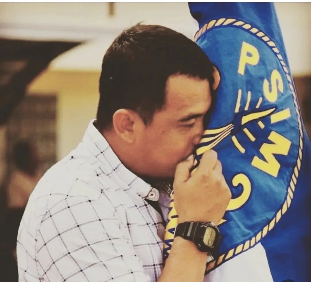 Beliau Adalah sosok yang mendedikasikan segalanya untuk klubnya...beliau berjuang penuh untuk kejayaan klubnya. Terima kasih coach EH atas semua dedikasimu. Jangan lupa jalan untuk pulang coach. Kami akan selalu membuka pintu. #InErwanWeTrust