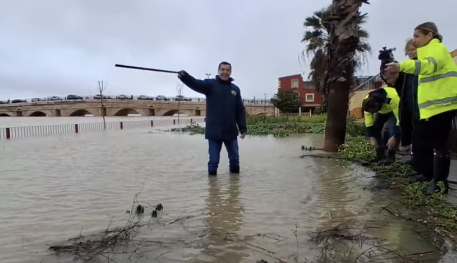 gonarj's tweet photo. Sí, @canalsur te sacará a #MorenoBonilla metido en el agua hasta las rodillas, con un palo en la mano.
De lo que no te informará es de que los hombres y mujeres del @Plan_INFOCA, participan en la evacuación de personas y en la retirada de árboles caídos.
Mientras, el gobierno de Moreno Bonilla sigue negando el reconocimiento de la antigüedad laboral a estos trabajadores.
Ya lo sabes:
#JuanMaTeMiente 
#JuanMaNosMiente

#BorrascaLeonardo