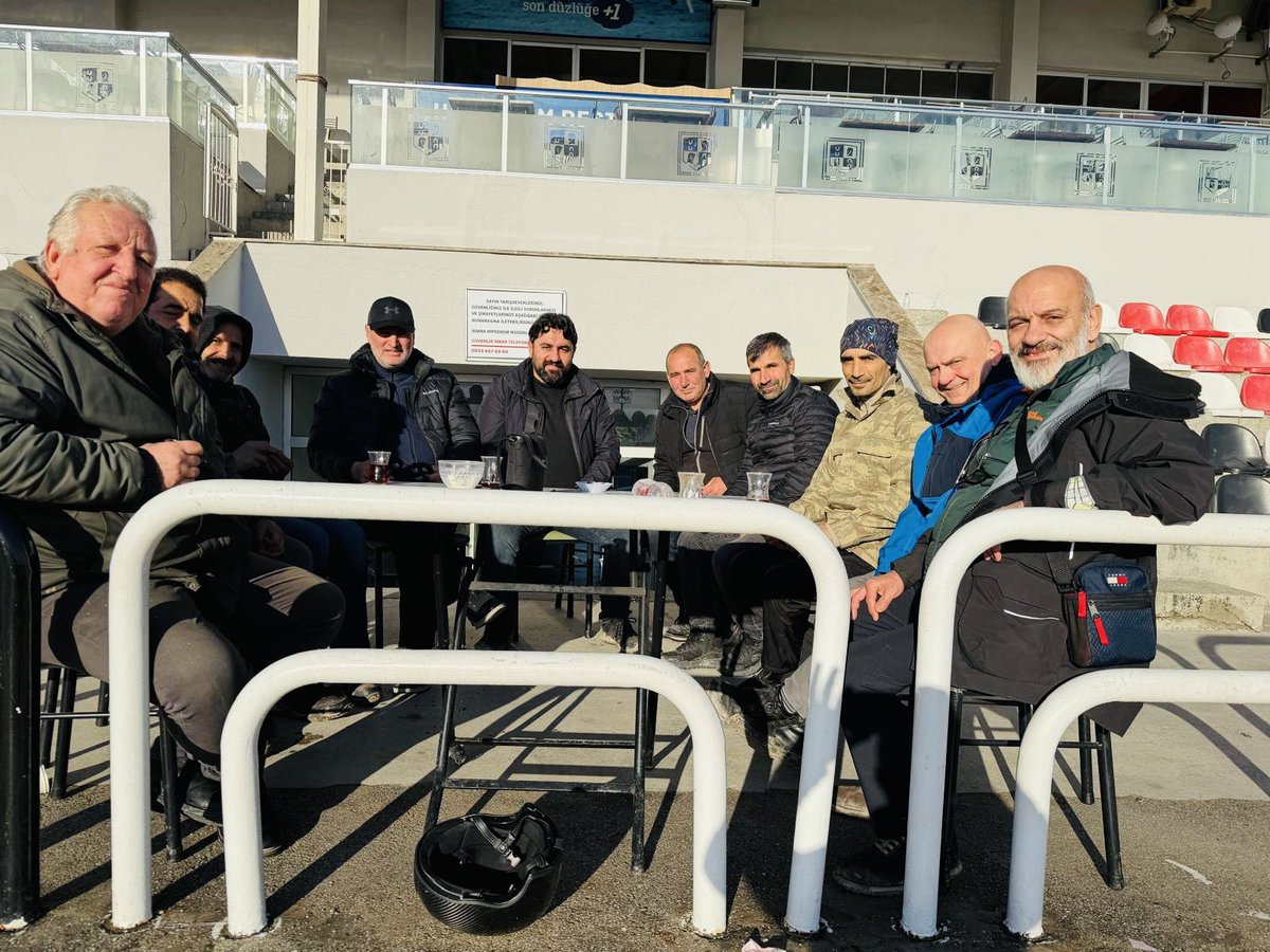 Pazar idman sonrası dostlarla sohbet.
<a href="/jockeyselimkaya/">SELİM KAYA</a> <a href="/erdalozt38/">Erdal öztürk</a>