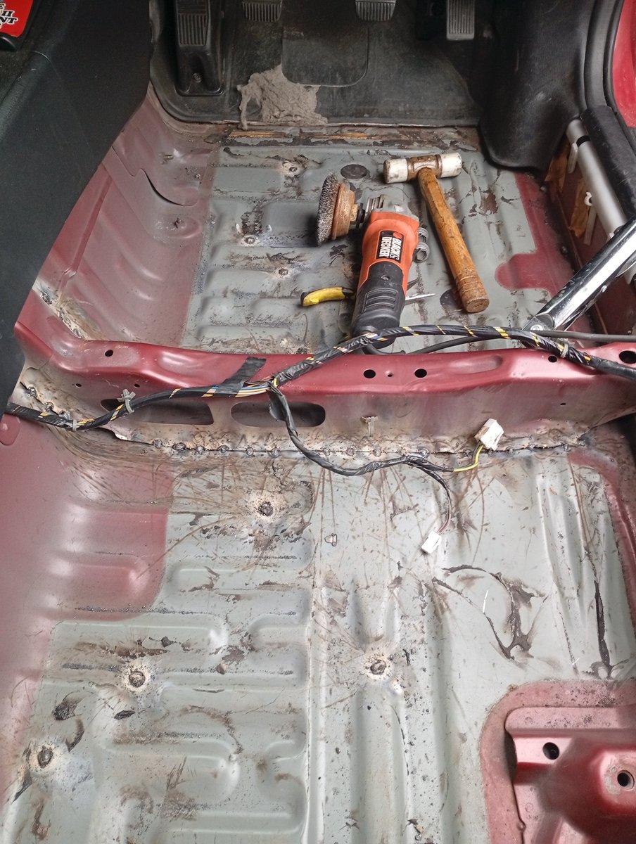 よくわからん純正穴を溶接で生めてる