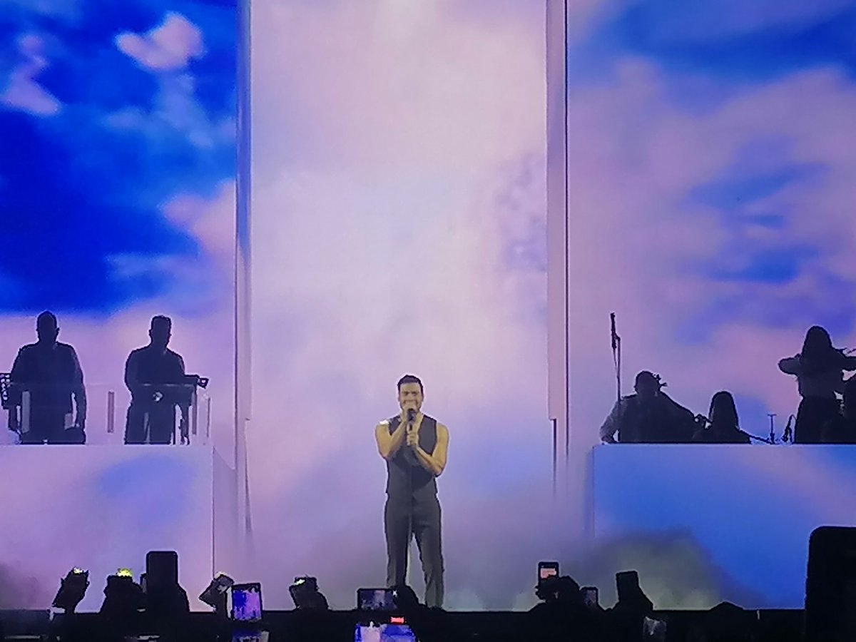 ElenaMegv's tweet photo. Ir a un concierto de @_CarlosRivera es sacar todo el sentimiento que tienes guardado, es recordar a los que se fueron, desahogarte por el corazón roto y llorar con él. https://t.co/ED6uodIAMF