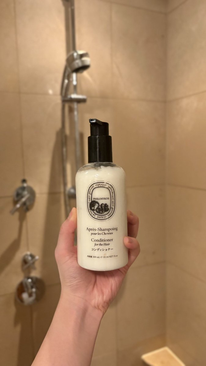 r_e_n_o__'s tweet image. リッツ泊まった時のシャンプー&amp;amp;コンディショナーもいい匂いすぎて写真撮った。
同じくDiptiqueなのね🍑