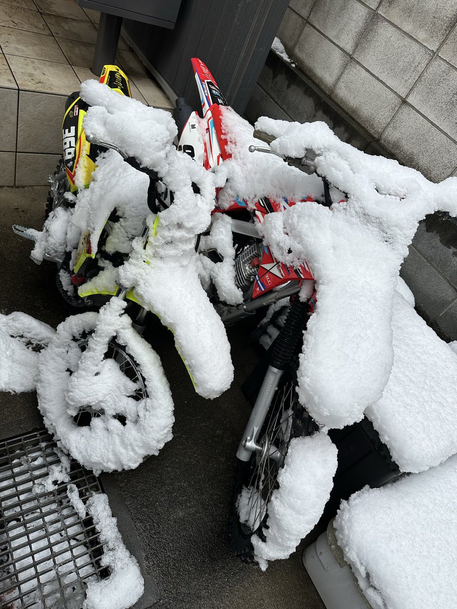 woodstockonroof's tweet photo. キャラバンの車検でバイク降ろして置いといたら雪まみれ〜。こんな時に限って降らんでもいいのに😅
#crf125f #crf110f #モトクロス https://t.co/v5NqDdeUFi