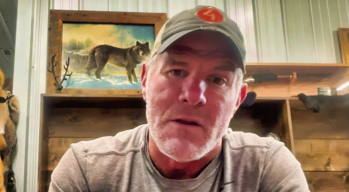 nflrums's tweet image. SUPER BOWL HALFTIME: Former #Packers Star Brett Favre says he will not watch the HALFTIME show with Bad Bunny but will watch the alternative halftime show with Kid Rock