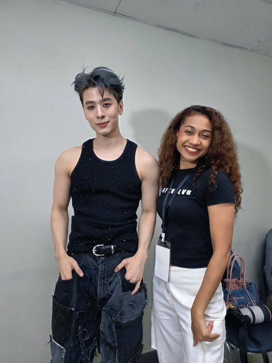 บนเวทีมันมีบางเรื่องที่นักร้องควบคุมไม่ได้นั่นคือ การขัดข้องทางเทคนิค เช่น ear monitor หลุด/ belt ดับ แต่สิ่งที่นักร้องที่เก่งทำได้คือ ร้องไปต่อได้อย่างมีสติ และ มาเบลหนูเก่งมากหนูยังร้องออกมาเพราะ และ เป๊ะแทบ100%👏 @.mmabelzz 

Guest แขกรับเชิญ ทำให้ใจฟูทุกคน