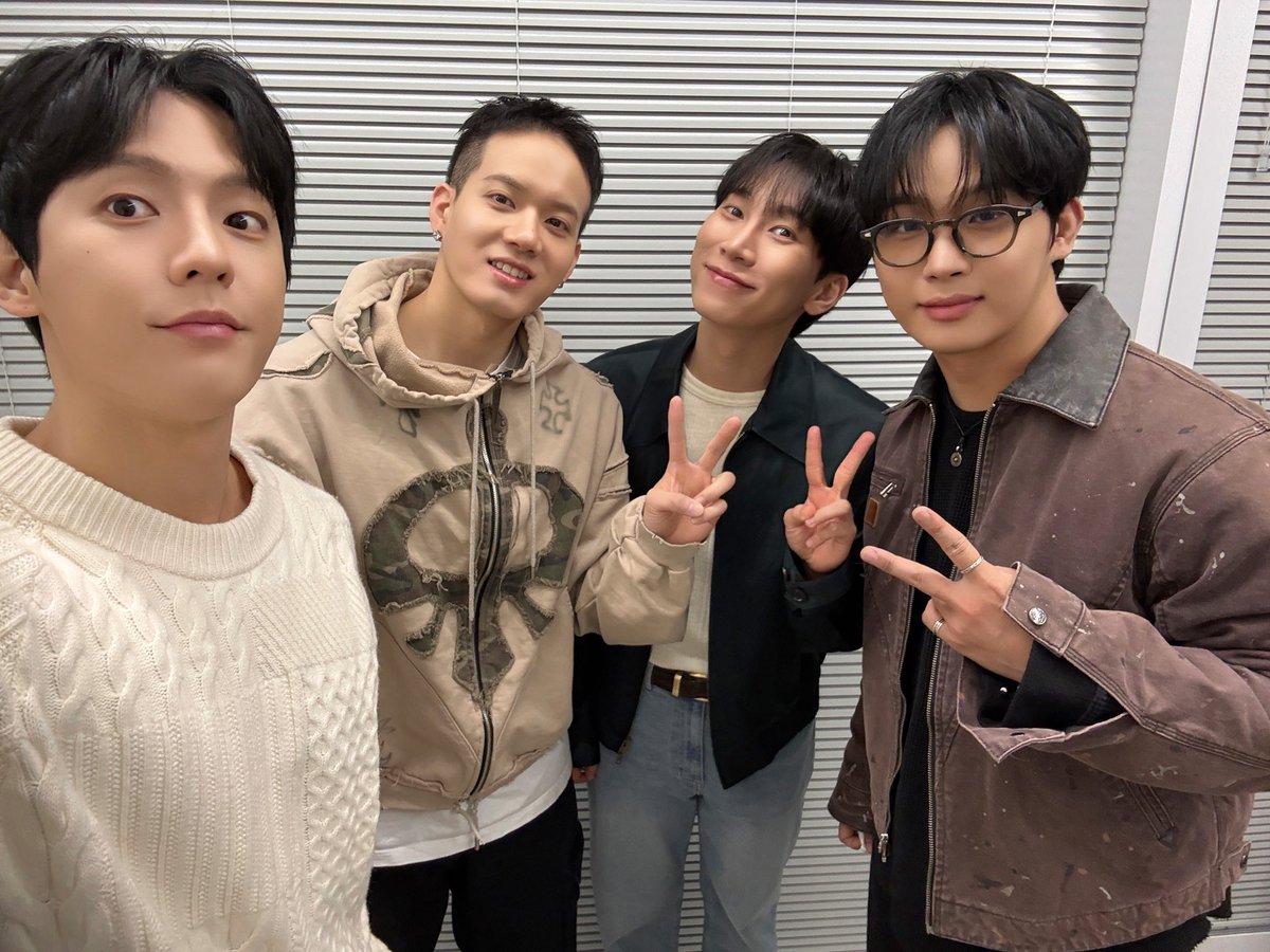 [📂]

📂 B:CHIVE
└📁 260208 시즌그리팅 팬사인회

지금 3시 21분 비투비 시간도 아닌데
멜로디 전원 비상 🚨
한 프레임에 무려 미남이 넷… ( ˶ᵔᵕᵔ˶و)و ”

#비투비 #BTOB
#시즌그리팅 #SeasonsGreetings
#서은광 #SEOEUNKWANG
#이민혁 #LEEMINHYUK
#임현식 #LIMHYUNSIK
#프니엘 #PENIEL