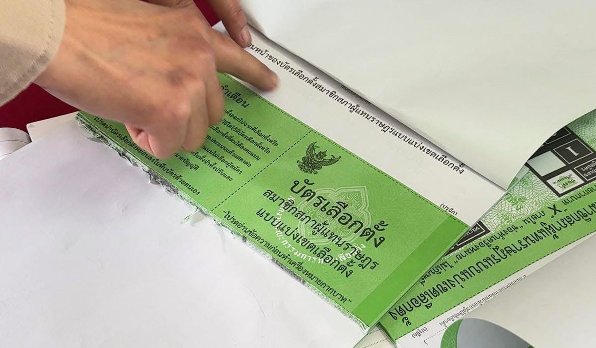 processic's tweet image. 1 หน่วยเลือกตั้งมีเจ้าหน้าที่ประจำหน่วยเลือกตั้ง (กปน.) อย่างน้อย 9 คน 

ไม่ใช่ผิดแค่เล่มเดียว แต่ทำหลายเล่ม คนมาเลือกตั้งยังไม่ได้เซ็น ก็ฉีกล่วงหน้า ?????

หน้าบัตรเลือกตั้งยังคาอยู่ในสมุด กปน.นี่ก็น่าจะต้องอบรมก่อนปฏิบัติหน้าที่สิ

facebook.com/share/p/17Yfyu…