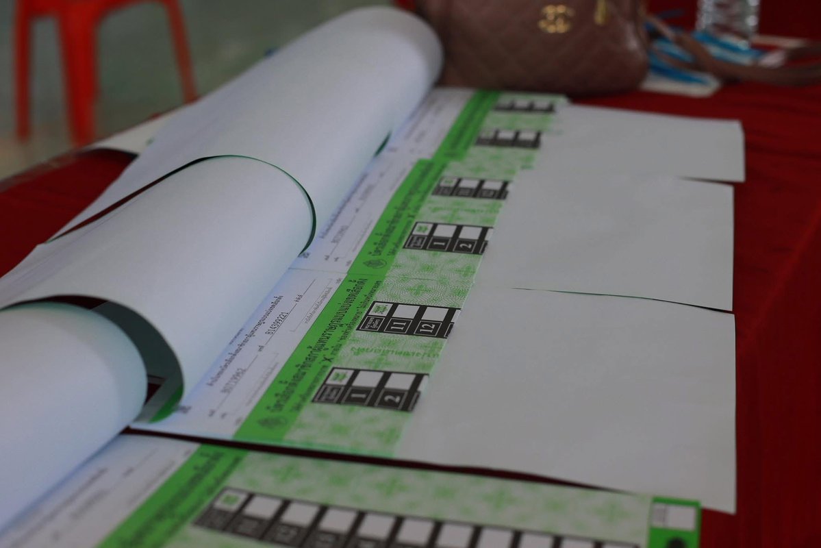 processic's tweet image. 1 หน่วยเลือกตั้งมีเจ้าหน้าที่ประจำหน่วยเลือกตั้ง (กปน.) อย่างน้อย 9 คน 

ไม่ใช่ผิดแค่เล่มเดียว แต่ทำหลายเล่ม คนมาเลือกตั้งยังไม่ได้เซ็น ก็ฉีกล่วงหน้า ?????

หน้าบัตรเลือกตั้งยังคาอยู่ในสมุด กปน.นี่ก็น่าจะต้องอบรมก่อนปฏิบัติหน้าที่สิ

facebook.com/share/p/17Yfyu…