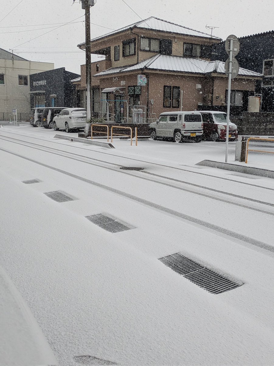 皆さんこんにちは❄ 今仕事終わって外出たらけっこう雪積もってました