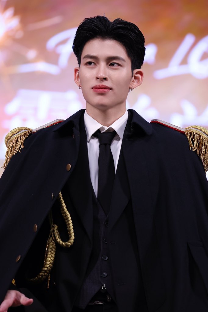 twixtpp's tweet image. โห พี่… ภูวินว่าเหมือนแล้วนะ เจอปอนด์เข้าไป คือพี่… โห… หล่อคุณพระคุณเจ้า หล่อมาก หล่อสะเทือนแผ่นดิน