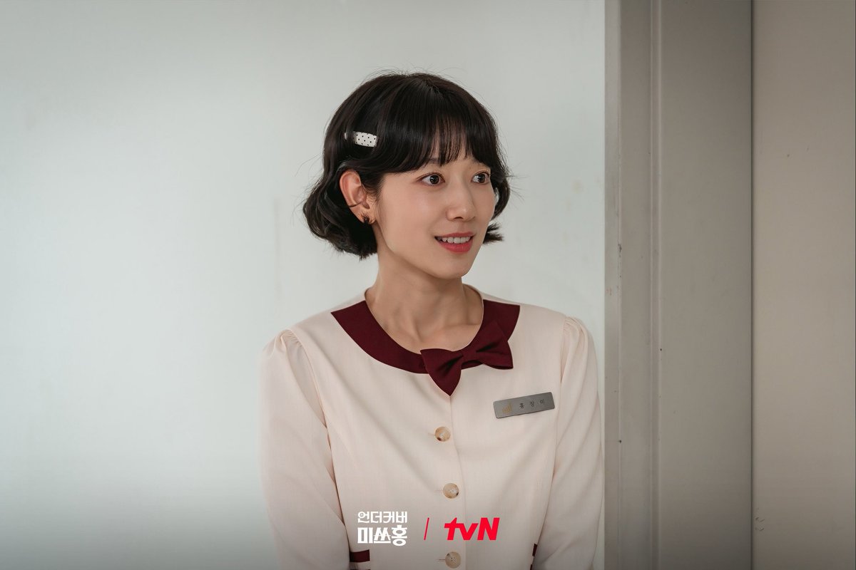 PSH_THAI's tweet image. #UndercoverMissHong ตอนที่ 8 ฮงกึมโบที่ค้นพบประตูทางเข้า “แหล่งกบดานลับ” ภายในบริษัทฮันมินซิเคียวริตี้ หน้าประตูมีป้ายเตือนว่า “ห้ามผู้ที่ไม่เกี่ยวข้องเข้า” และที่นั่นเธอได้เผชิญหน้ากับผู้จัดการบังจินมก สมาชิกทีม “โซบังชา” รวมถึงชาบูจัง

รอชมตอน 8 พร้อมกันคืนนี้นะคะ🔎
#พัคชินฮเย