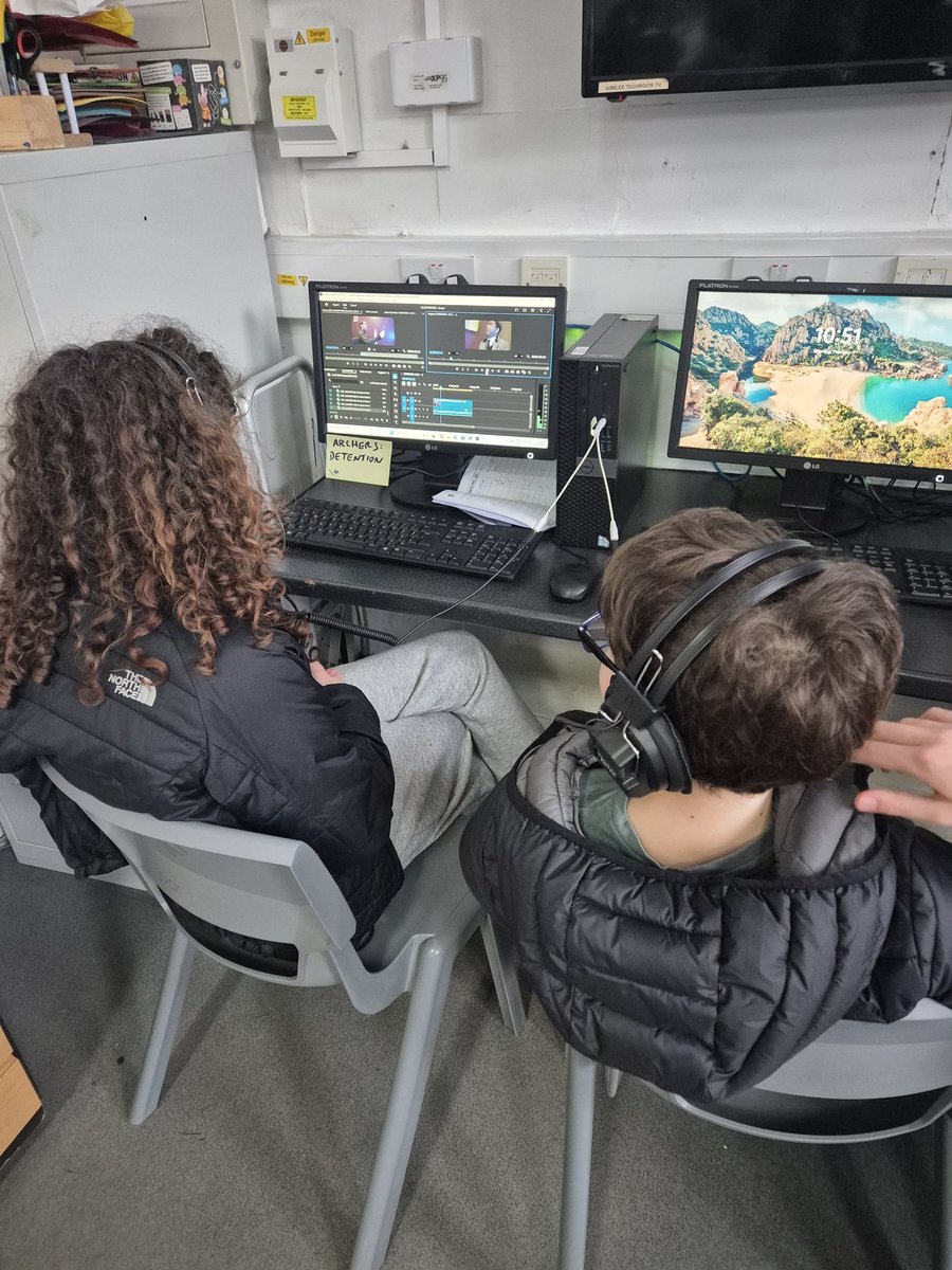 FilmSkoolLondon's tweet photo. Film Skool editing. What a great day. https://t.co/OWBxhrWCSa