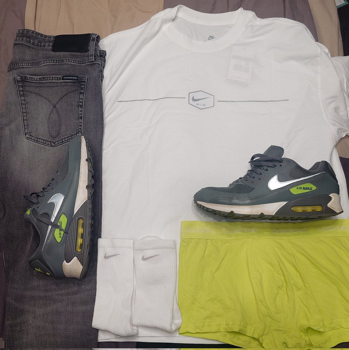 CurwenSimon's tweet photo. #ootd #nike #airmax90 over #whitenike #drifit #socks
#calvinkleinjeans over #CalvinKlein #trunks and all topped off with a #nike #max90 #tee https://t.co/75UEt03Bxj