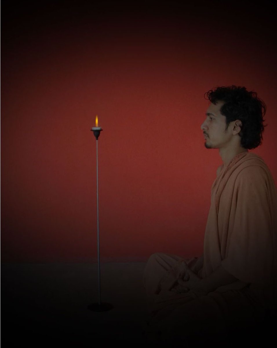 त्राटक योग की शक्ति बहुत गहन है , त्राटक क्या है ? 

आचार्यों ने कहा है कि मनुष्य एकाग्रचित्त निश्चल दृष्टि से किसी सूक्ष्म लक्ष्य अथवा लघु पदार्थ को तब तक देखें जब तक कि अश्रुपात ना हो जाये।

त्राटक तीन प्रकार के कहे गये है-

१. बाह्य त्राटक - चन्द्रमा, नक्षत्र, तारा, व दूरवर्ती