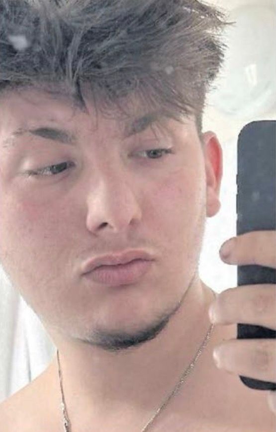 GenCar5's tweet image. Il femminicida della povera Zoe Trinchero, Alex Manna, in provincia di Asti, ha poi aizzato la folla al linciaggio di un immigrato. In 40 hanno circondato la casa del ragazzo, salvato solo dai carabinieri. Violenza di genere e razzismo, due facce della stessa medaglia.