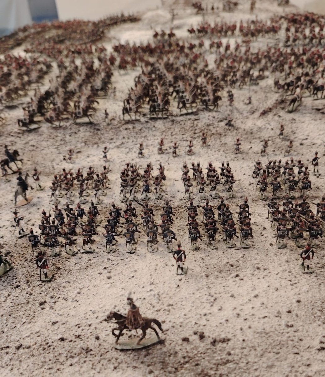 Buenos días
#letrasalacarta
Paciencia. Dedicación. Pasión.
Cada miniatura pintada a mano.
Cada recreación, hecha meticulosamente.
Cada pieza, única e irrepetible.
Una fascinación increíble, que deja al público con una sonrisa en la cara.

#microcuento
#relatosbreves