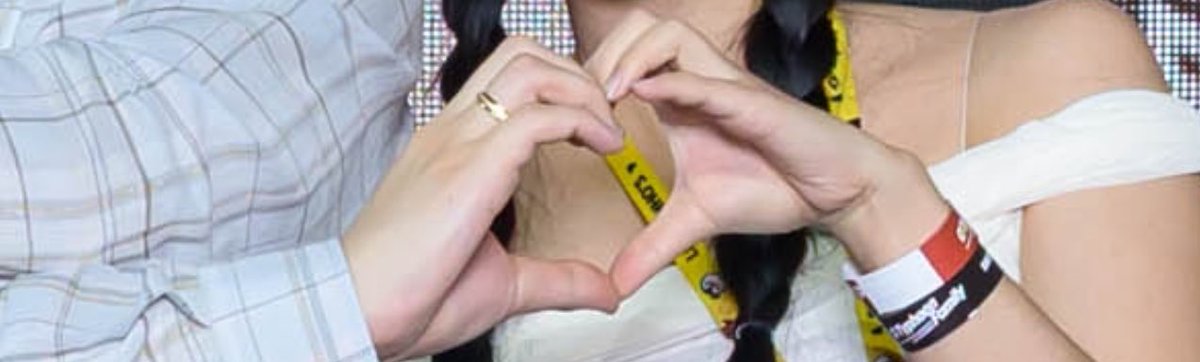 phuongv75's tweet photo. Our hands in one frame 💛 
Ilysm
#TyphoonFamily_DRAMA_FANMEETING_BKK https://t.co/t8OFZ3vYlb