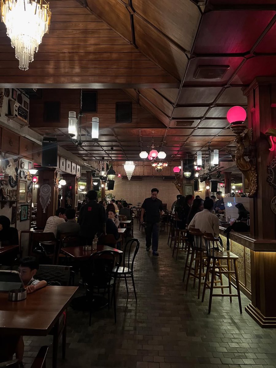 ᅠᅠ

Akhirnya bisa nongkrong di malam minggu bersama cewek-cewekku ini. <a href="/clausium/">𝓣𝘴𝘢𝘣𝘪𝘵𝘩𝘢.ᐟ</a> 💗

ᅠᅠ