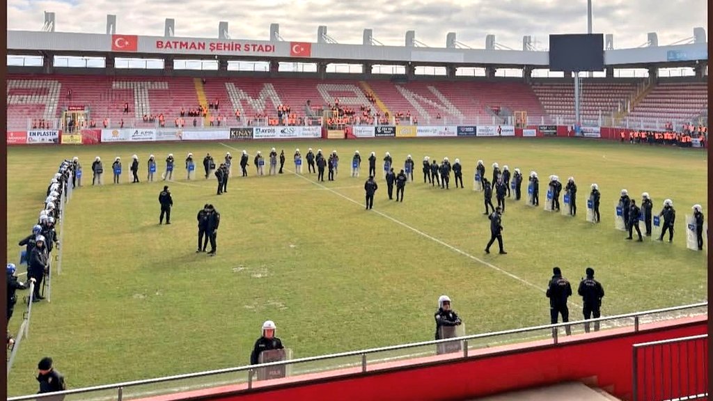 elazigbd's tweet photo. Maçtan önce dostluk mesajlarının paylaşıldığı Batman Şehir Stadında son durum 👇🏻 @batmanpetrolfk ⚽️ @elazigspororgtr https://t.co/TakEUkBRE5