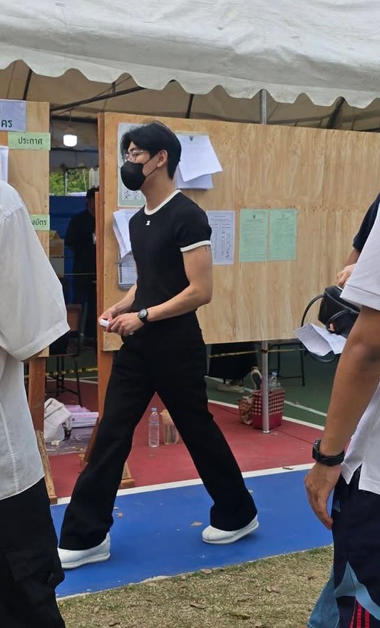 1 สิทธิ 1 เสียง ของน้องแบมแบมมีค่ามาก ในฐานะประชาชนคนไทยขอบคุณนะคะลูก ว่าแต่ไปลงคะแนนเดินสับ เหมือนเดินบนรันเวย์เลยลูก 😁 ขอหยอกนิดนึงน๊า แบบคิดถึงอ่ะ

#BamBam #뱀뱀
<a href="/BamBam1A/">BamBam</a>
#BAMBAMxBAMMIE