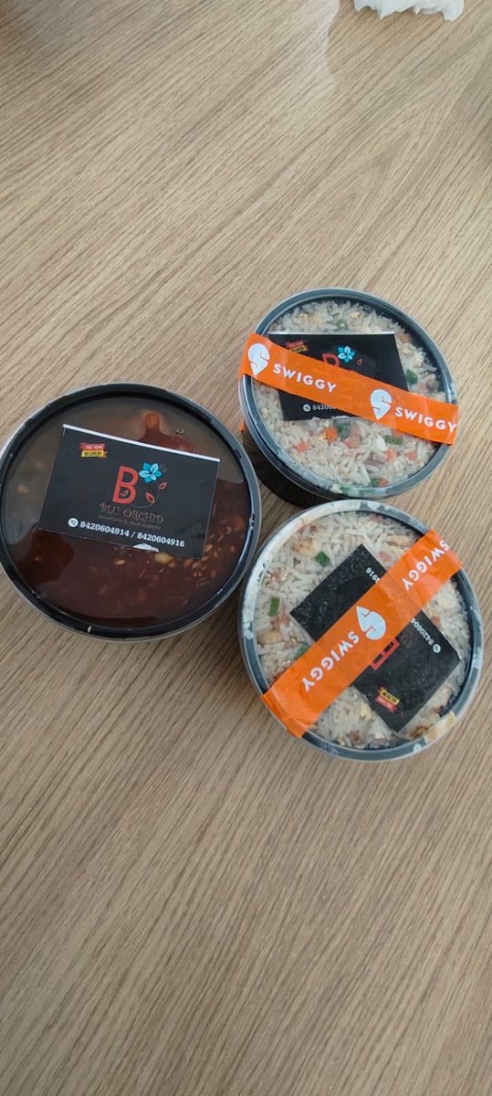 ProfessorBose's tweet photo. @zomato @zomatocare @ZomatoCareCs Ordered from Zomato. Food came delivered with Swiggy tapes (promotion). I do think Zomato should have a serious problem with this. https://t.co/YAKtK2XKwZ