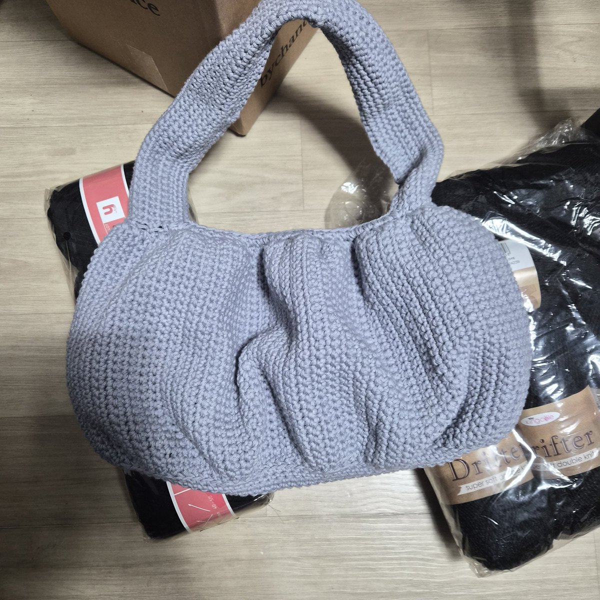 Hanah_Knitting's tweet photo. 어무니가 호보백을 원해서 떴는데
https://t.co/Vva8AIlMNy

몽치님 영상 참고
리네아 그랑데실 1.5볼 사용

무거울줄 알았는데 전혀 안무겁다

가방 바닥 안깔아줘도 거의 안쳐짐 https://t.co/FANNkcBZW3