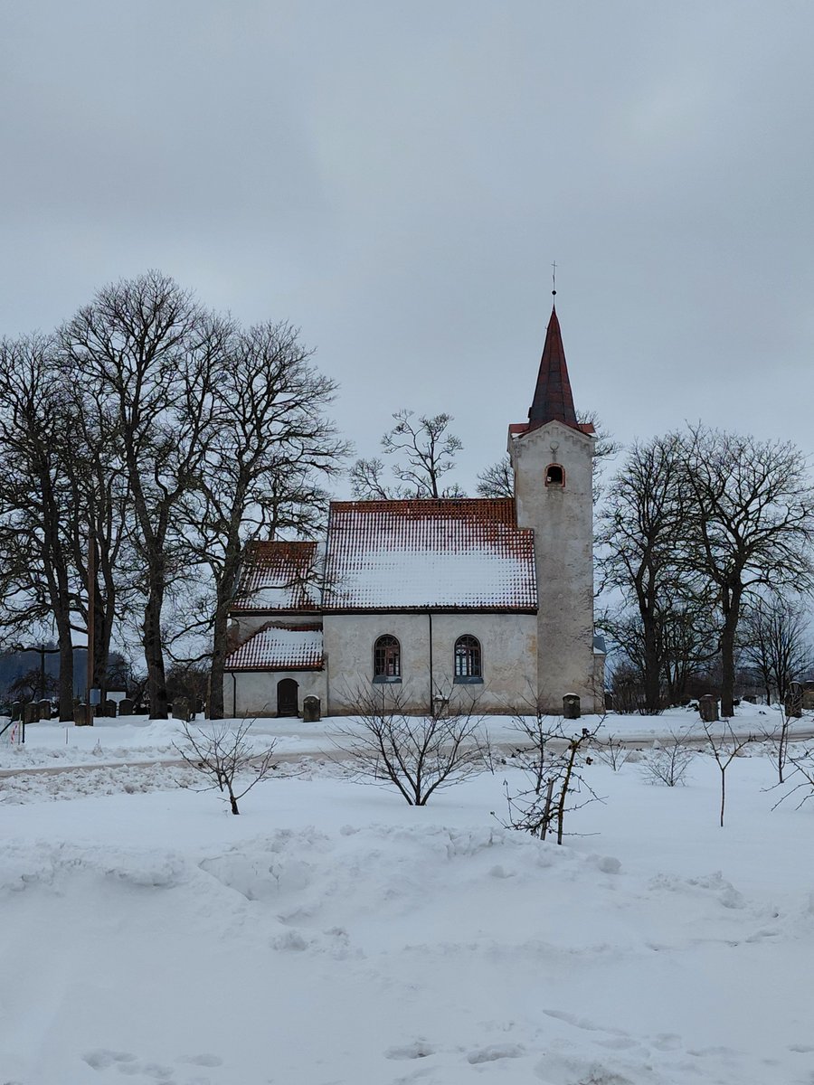 Strazdes baznīca.
Fotografēts no Restorāna Serpentīns stāvlaukuma. Ļoti garšīgi ēdieni,  lielas porcijas un skaisti skati uz Kurzemes laukiem. No Rīgas tikai stunda.